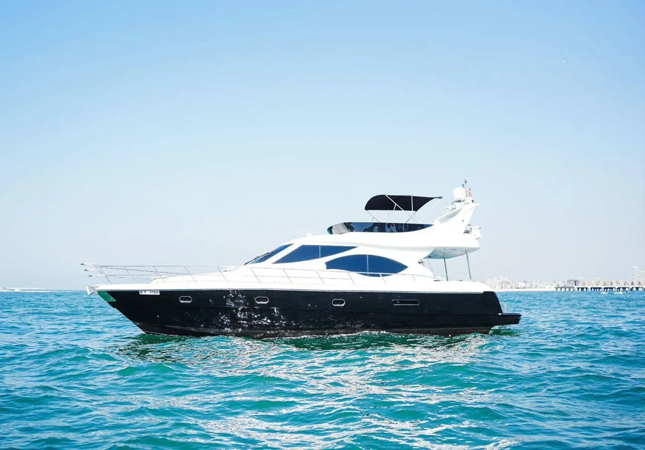 Dubai Marine 62 – Luxury Yacht Experience